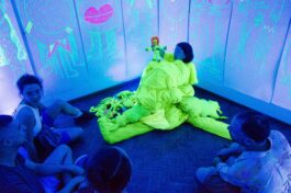 Yo, todxs lxs monstruxs de Belén Romero Gunset De la serie Dinámica monstruosa 2019 Perfuch 4K, UV Estudios Curadores Lolo y Lauti Instalación y performance 2h 