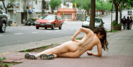 Autodisciplina II de la serie Autodisciplina 2011 Performance de Belén Romero Gunset desnudo callejero performance desnudo